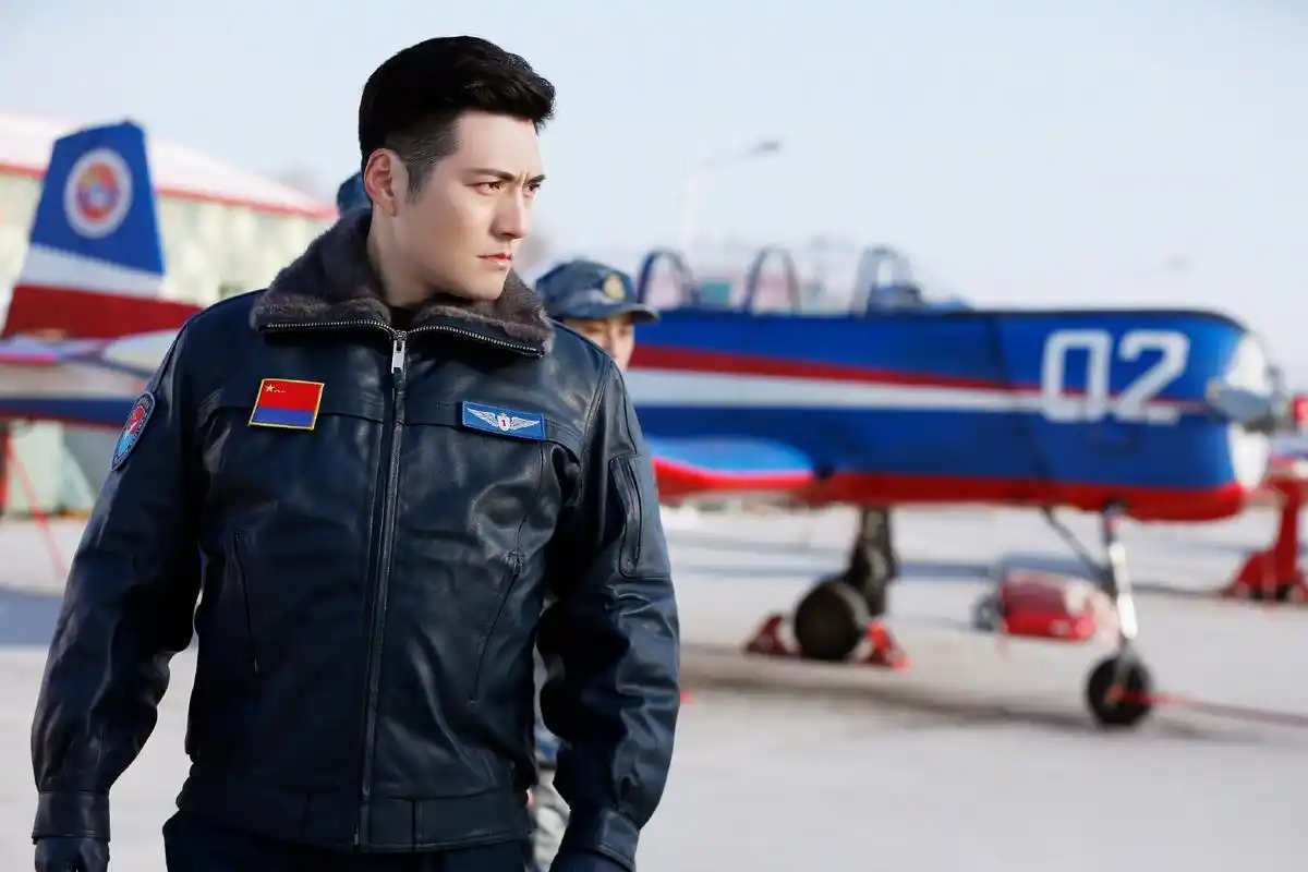 而且还是个萌大叔哦严屹宽