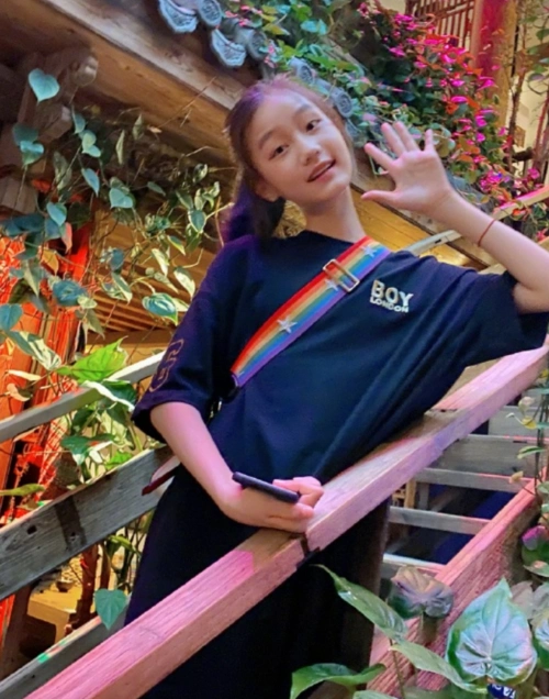 有种惊艳叫赵薇"女儿"长大,12岁脚踩樱花粉匡威,腿细得要命