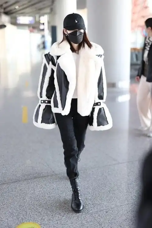 李沁也开始走帅气风了拼接夹克配马丁靴走路带风气势逼人