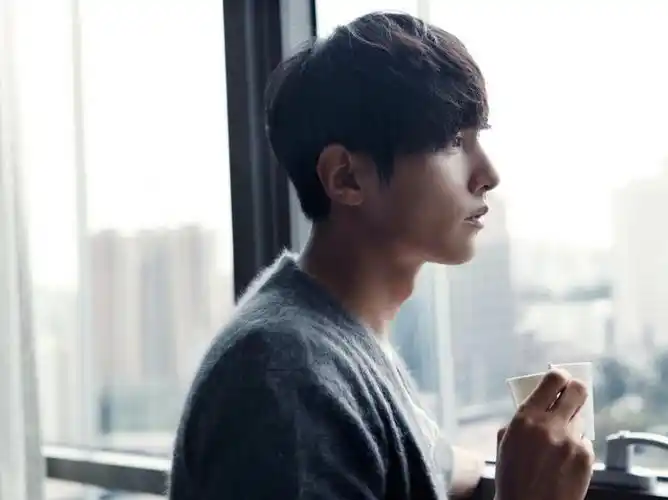 元斌cf广告浪漫来袭 变身帅气王子捧蛋糕献女友