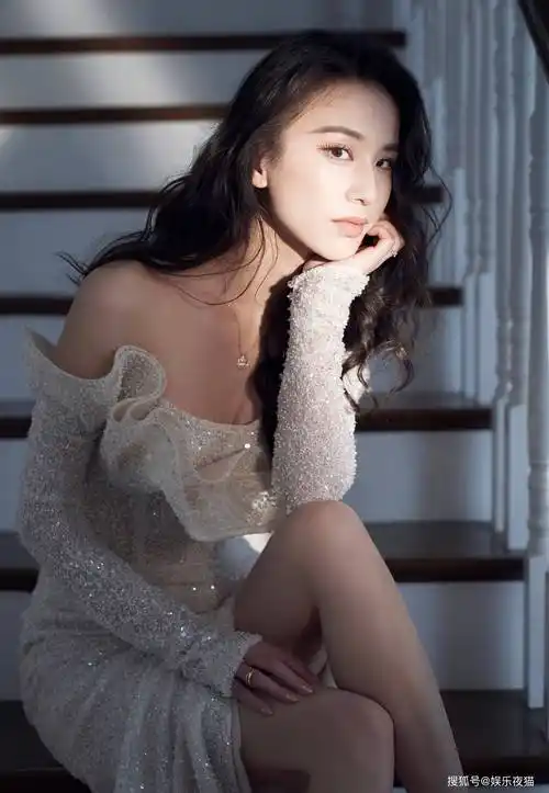 黄圣依气质美照,身材好完美性感又撩人