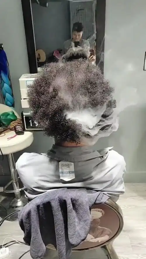 小哥哥头发被我给烧焦了,现在都开始冒烟了