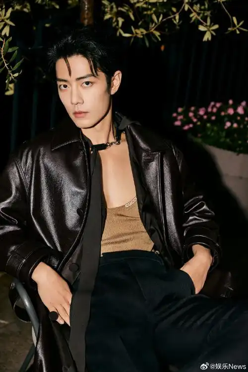 肖战低胸内搭皮衣造型