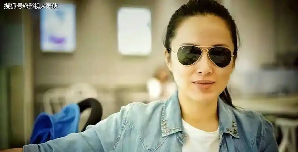 靳东老婆晒近照,46岁李佳头顶白发脸上无皱纹,自信明媚好漂亮!