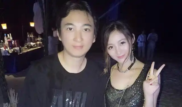 王思聪再遇真爱继王颖幻想的爱情后甘愿为任慎婕拎包