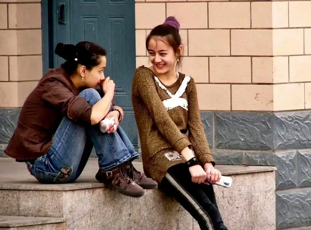 迪丽热巴出道前的旧照,她的侧脸清秀立体,即使没有化妆也能看出她的