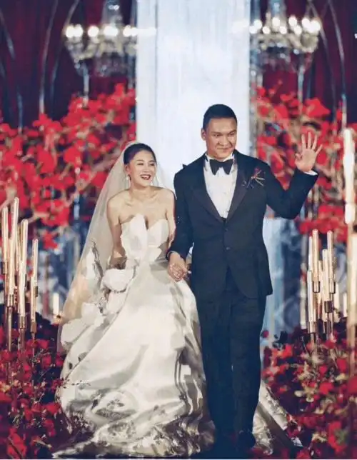 爱奇艺总裁与当年《好声音》亚军结婚, 伴娘吉克隽逸意外抢镜