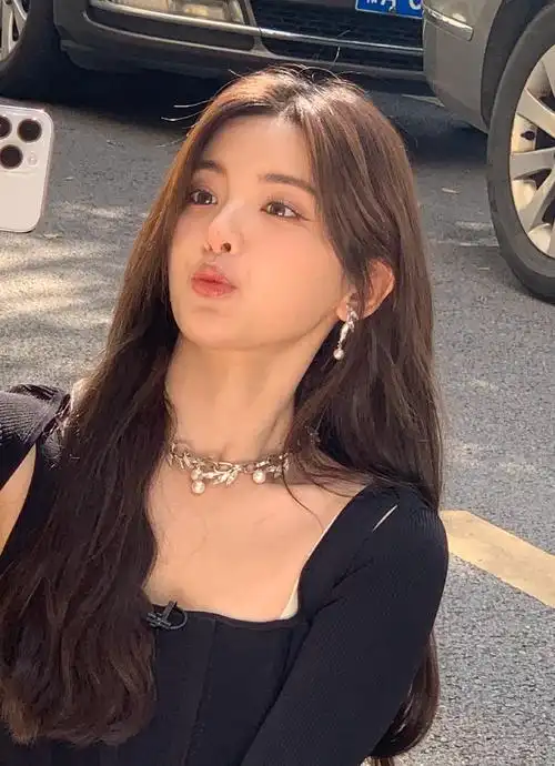 杨超越穿黑衣小秀锁骨玩自拍嘟嘴卖萌超可爱