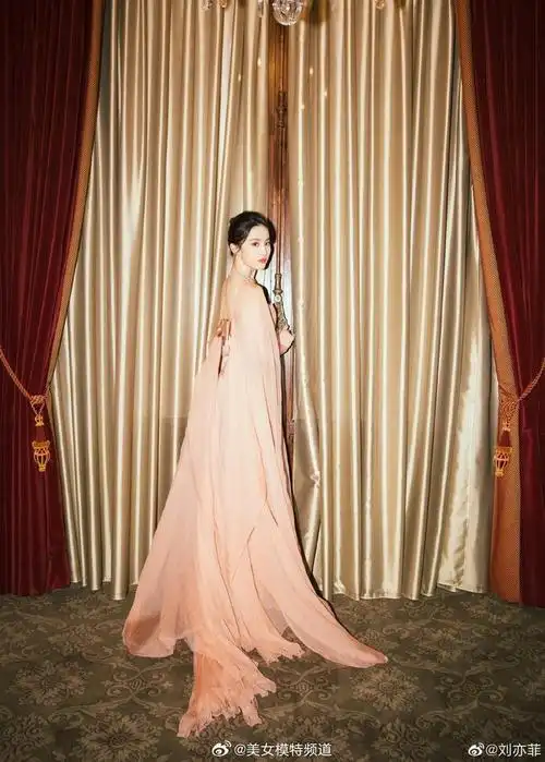 刘亦菲身穿粉色丝裙头戴皇冠 仙女营业优雅精致