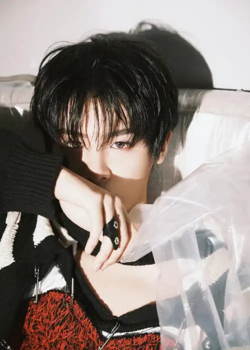 黄明昊超话#元素之城·维度之唱演唱会#造型释出,爱心刺绣毛衣搭配做