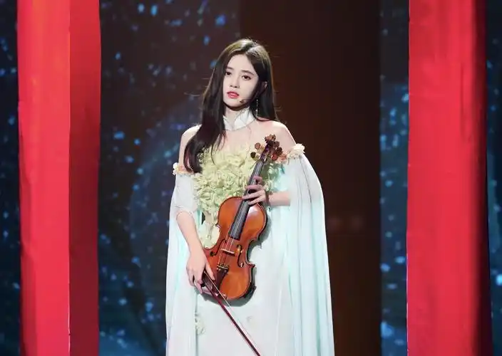 听说今晚国风美少年节目里鞠婧祎要演绎这个中西结合版本的芸汐传主题