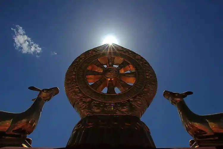 太阳从大昭寺法轮上升起,佛光顿时光芒四射普照大地.老泉xup关注