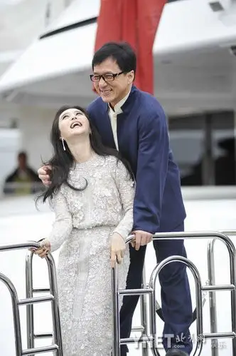 绝地逃亡亮相戛纳成龙范冰冰亲密熊抱