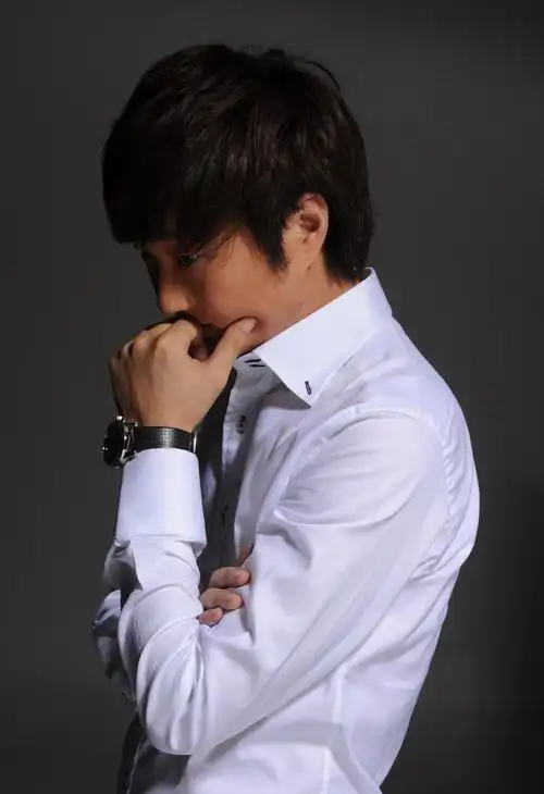 王大治雷人造型亮相 董洁避同台独自录节目