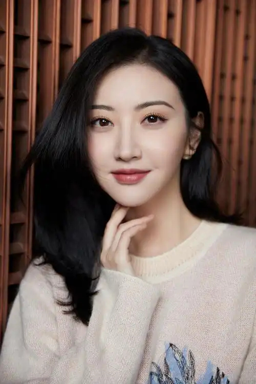 p>景甜(jing tian),1988年7月21日出生于陕西省西安市,华语影视女演员