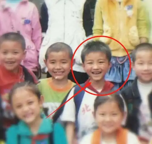 网上也是不少王俊凯小时候的照片和视频,而在王俊凯小学毕业照中也是