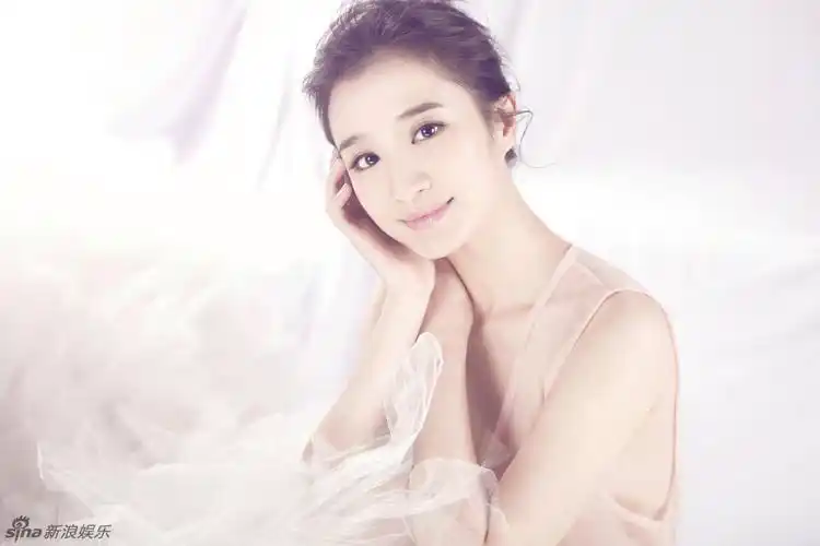 组图:林好写真着裸色连衣裙 肌肤娇嫩晶莹似雪_高清图集_新浪网