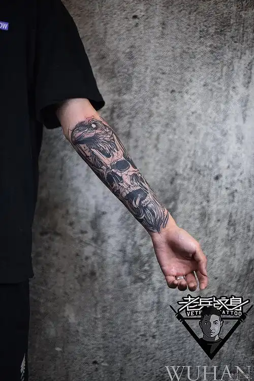 手臂黑灰骷髅素描纹身图案