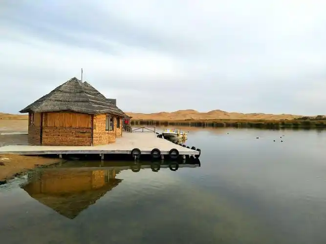 腾格里沙漠月亮湖