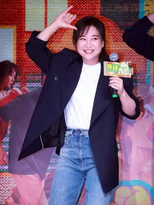 贾玲带火了一种新穿法:西装 白t 牛仔裤,好洋气|内搭|t恤|发型|电影