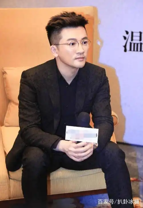 苏有朋只不过换了发型,气质就不一样了,小卷毛刘海减龄又帅气