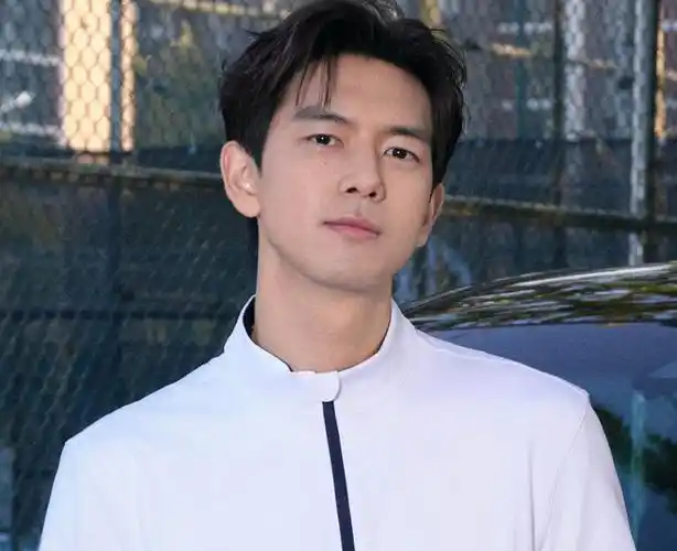 李现绯闻越演越烈女方晒止吐神器被疑怀孕粉丝要求工作室发声