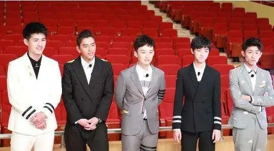 董子健的身高真是个迷据和张一山一样却硬是比他高半个头