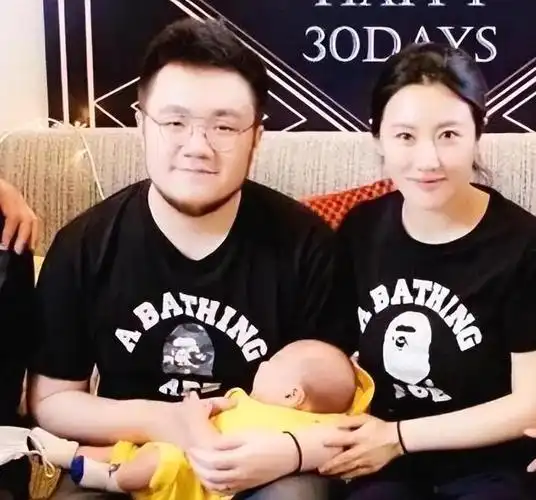 宋丹丹全家福曝光怀抱小孙子难掩笑意儿媳住豪华天价月子中心