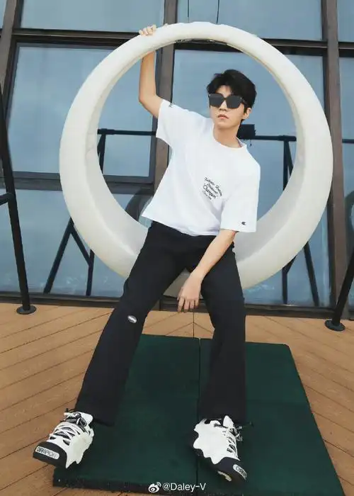 v-style#@tfboys-王俊凯昨日直播活动造型~代言人的随性穿搭,简约有