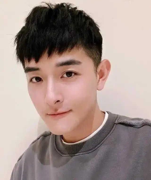 2021年流行的男生发型参考 这10款短发超帅气 - 99短媒 - 短视频运营