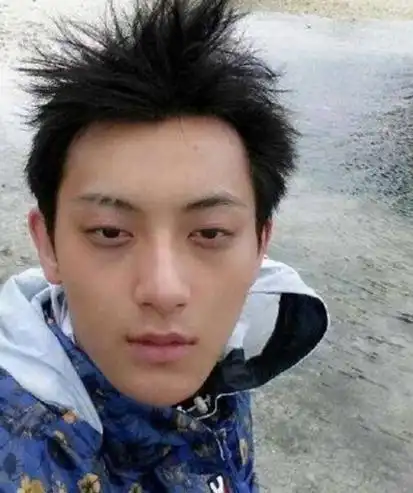 黄子韬陈乔恩卸妆对比图,毕竟也是四十 的人物了,不要以为她还很年轻.