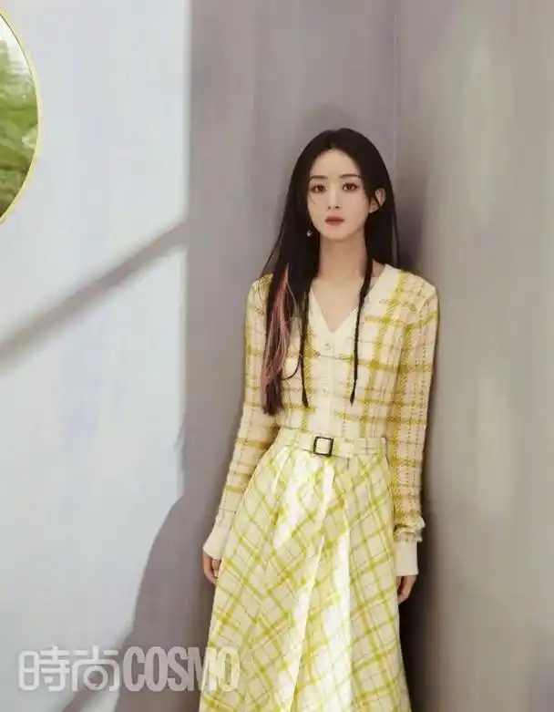 赵丽颖穿衣搭配最新(下周穿什么选对衣领显身材)(19)