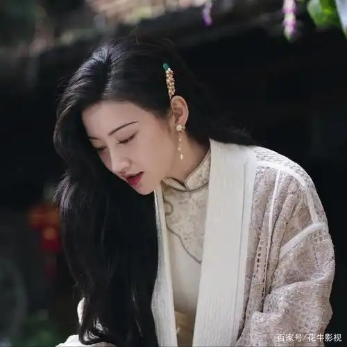 小编已经整理了十几副造型,请细品,直接上图 剧中的司藤自带气场,并且