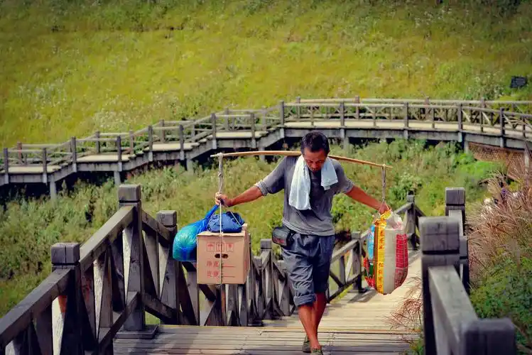 挑山夫的扁担,担起的是一家老小.