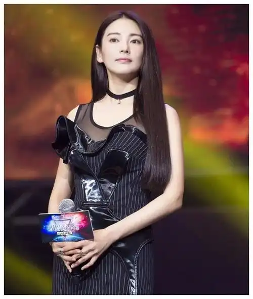 红毯|裙子|江疏影|张天爱|张雨绮|迪丽热巴_网易订阅