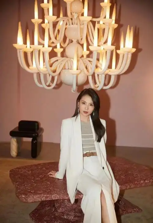 刘涛穿米白色西装内搭条纹针织衫配半身开叉长裙拍写真,优雅大气