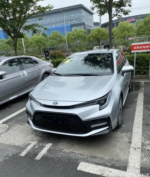 丰田雷凌双擎银色