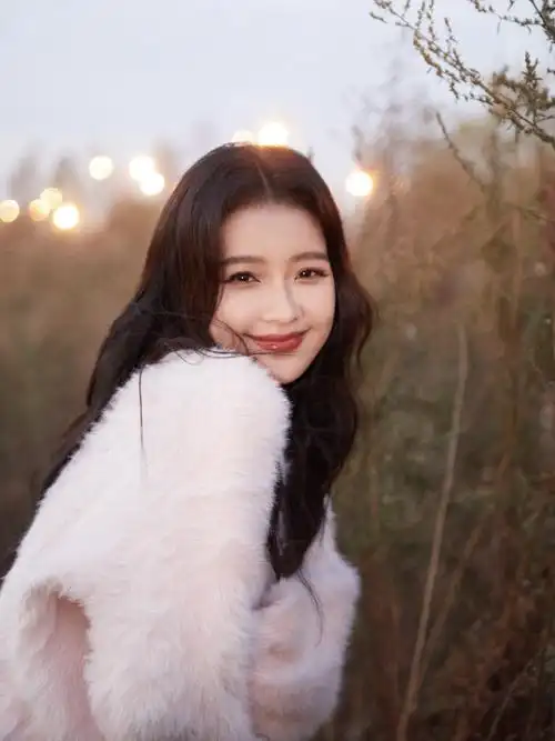 孙怡最新落日余晖写真照温柔卷发搭配粉色毛绒外套