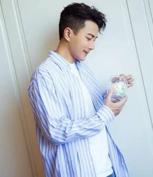刘恺威晒照,身上的衬衫不错,穿上人都变年轻了!