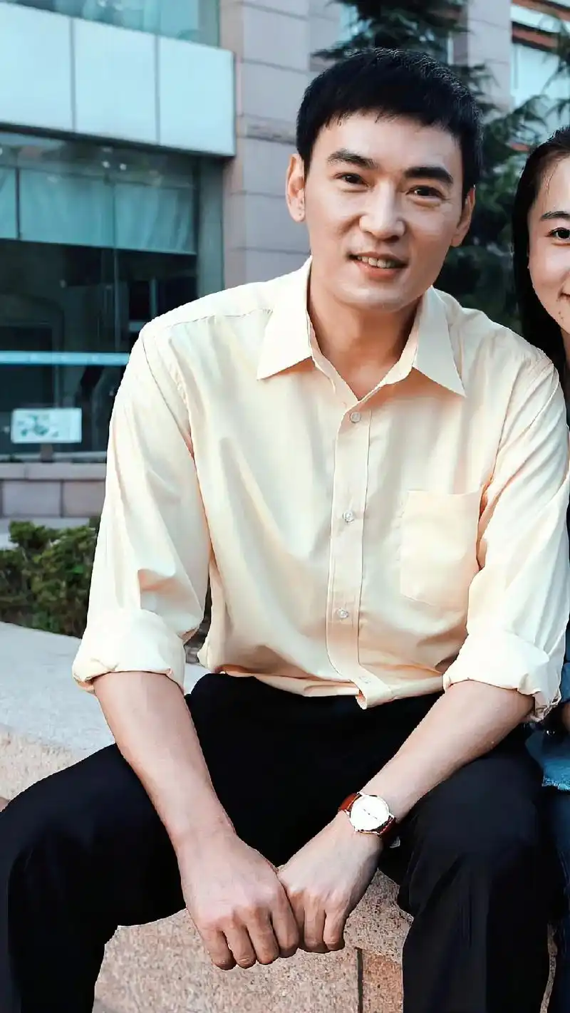 谁说我们现代装不帅的,随便一件衬衫就很帅啊#焦恩俊 #现代装 - 抖音