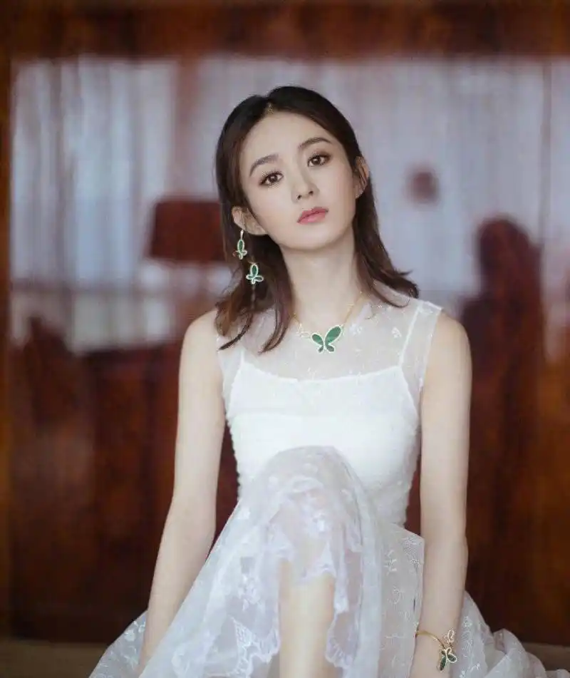 赵丽颖车内自拍:五官精致表情吸睛 35岁的中国女演员赵丽颖在车内自拍