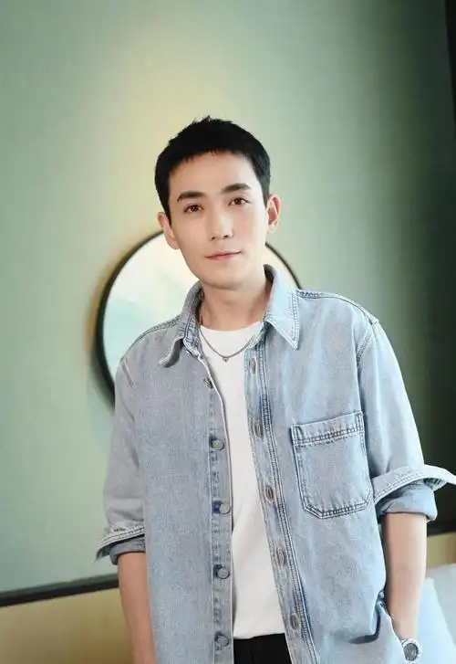 朱一龙休闲装扮寸头男友力十足帅照图片88