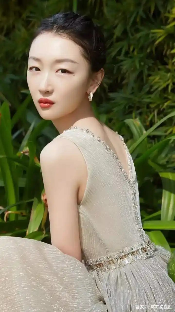 周冬雨高清写真图集,娇小玲珑,灵气逼人