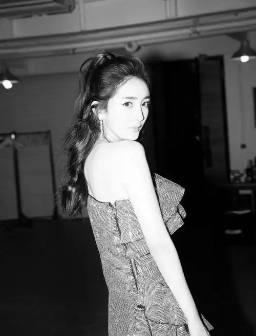 杨幂#今晚2017腾讯视频星光大赏,@杨幂一身银色礼服耀眼夺目,腿如