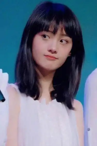 郑爽18岁素照最近火了!短发加白色连衣裙,网友:颜值一直在线!