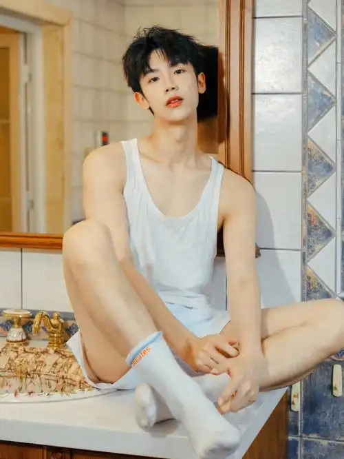 少年气是氤氲的水汽,微湿的发梢和结实的身体#少年感  #腹肌  #纯欲