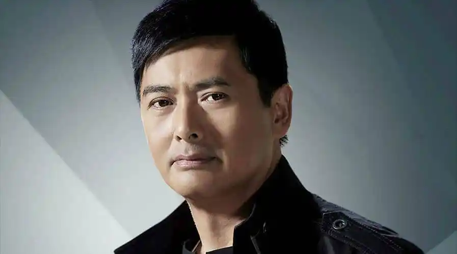 65岁周润发爱跑步,头发全白但精神焕发,和外国小朋友亲密合影_自律