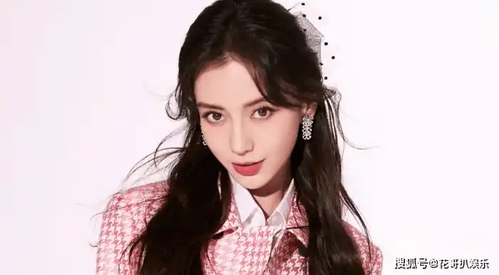 杨颖粉丝愚人节团建她与陈伟霆黄晓明的往事再次被翻出来热议