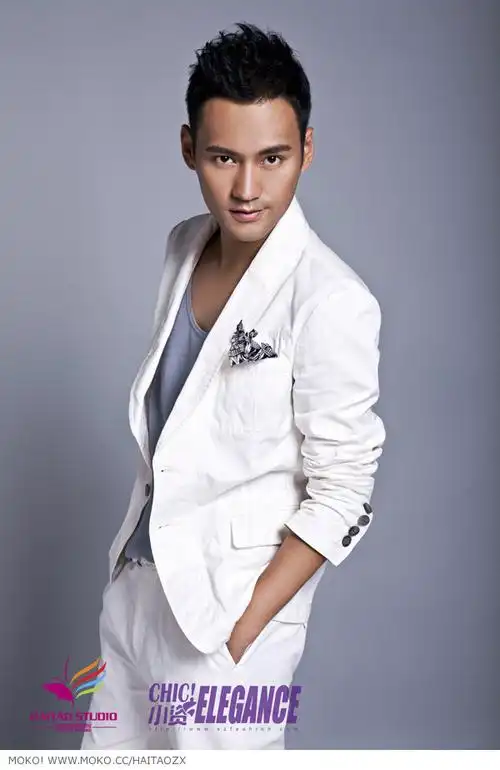 p>袁弘,1982年8月23日出生于湖北省武汉市,中国内地影视男演员,毕业