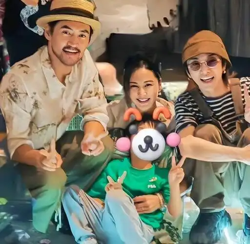 张歆艺袁弘晒结婚8周年合照 华晨宇等好友到场庆祝